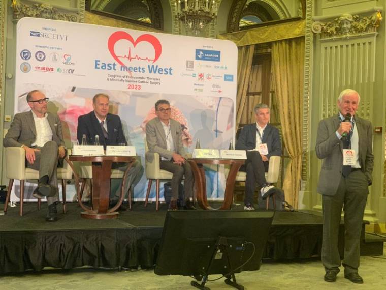 Invitat la conferințe de prestigiu