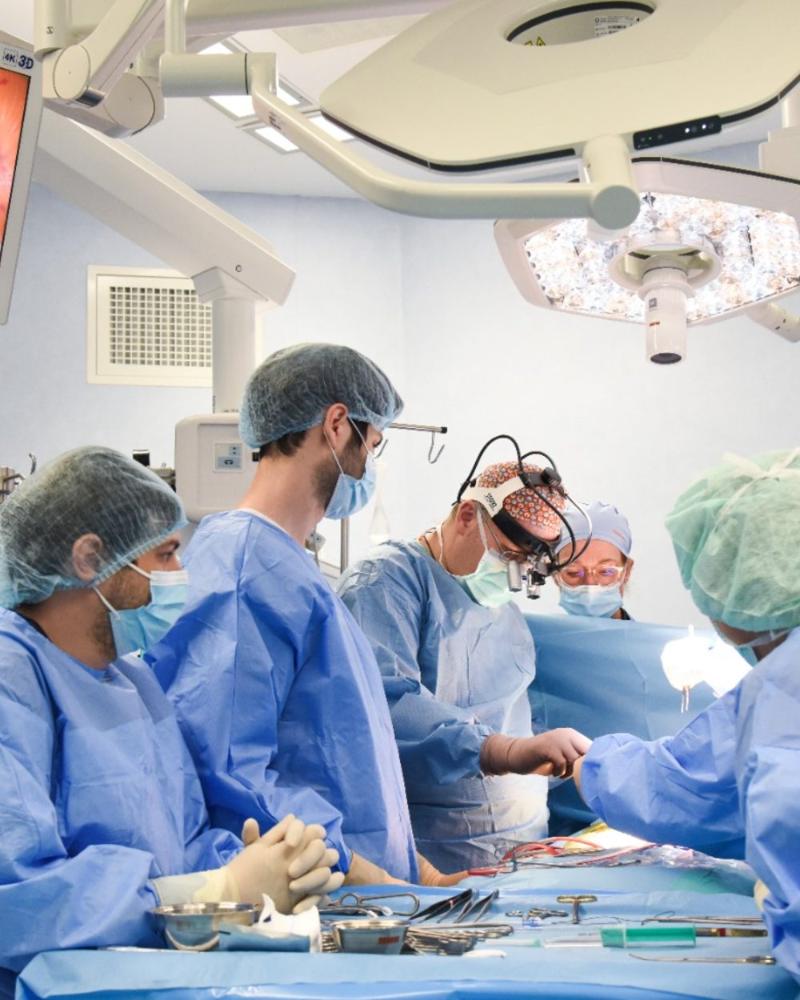 Prof. Dr. Victor Costache în sala de operație